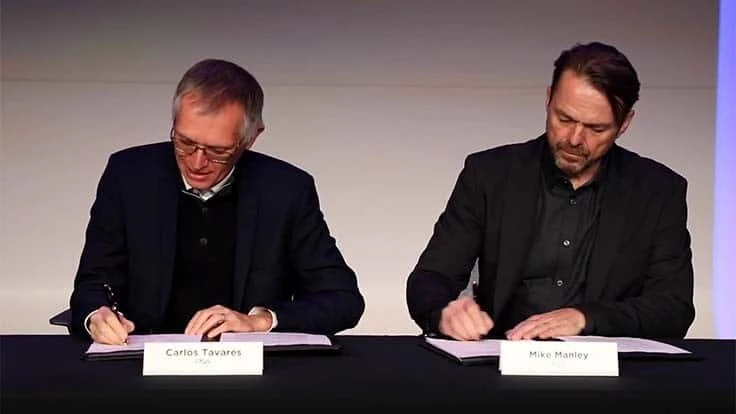 PSA Chairman Carlos Tavares (left) and FCA CEO Mike Manley (right) sign the merger agreement between the automakers.