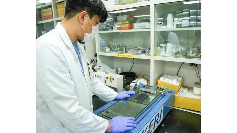 KERI researchers are partially coating aluminum oxide on the surface of the anode of a lithium-ion battery.
